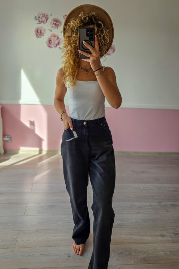 Czarne jeansy straight – klasyka w najlepszym wydaniu 2
