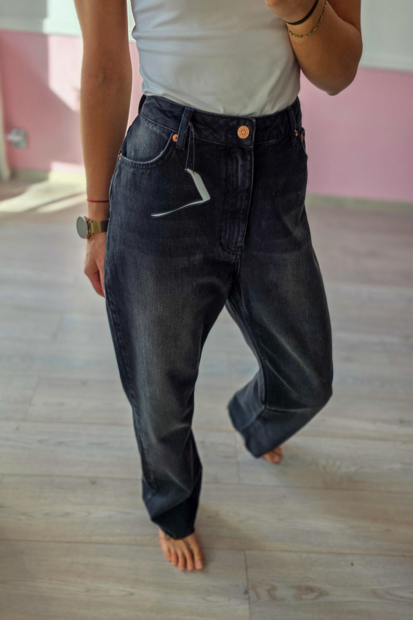 Czarne jeansy straight – klasyka w najlepszym wydaniu 3