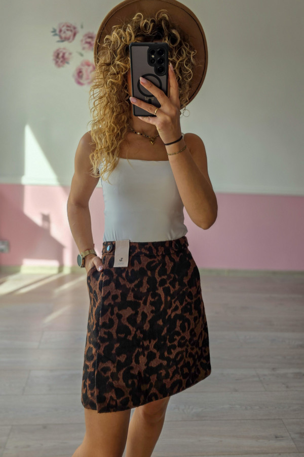 Spódnica mini w panterkę – dziki akcent w miejskim stylu