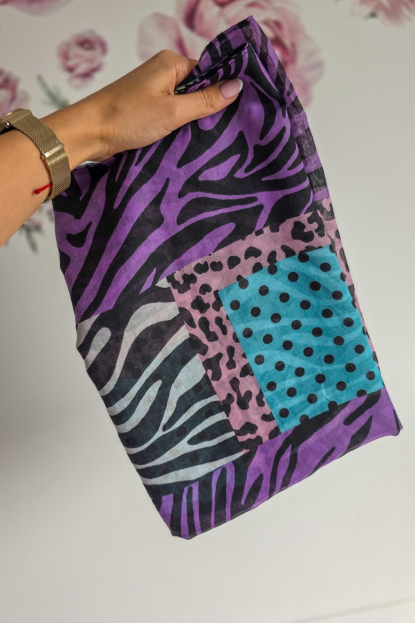 Kolorowy szal we wzory animal print – odważny akcent w stylu fashion 1