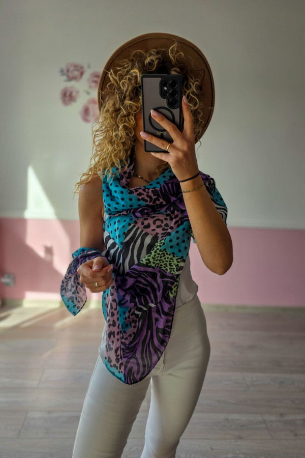 Kolorowy szal we wzory animal print – odważny akcent w stylu fashion 2