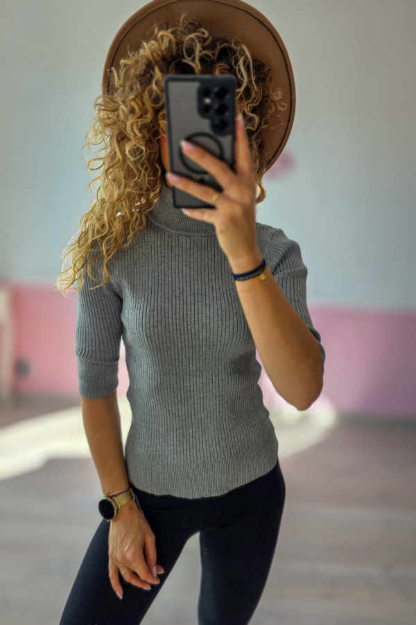 Szary półgolf prążkowany