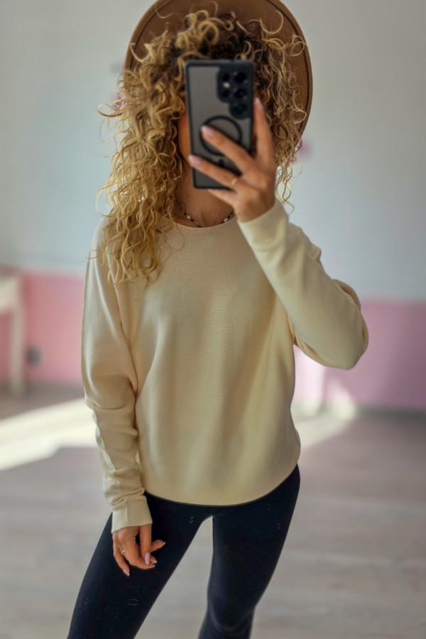 Beżowy sweterek basic 1
