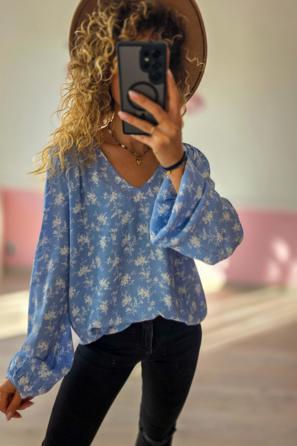 Niebieska bluzka w kwiaty – romantyczny styl