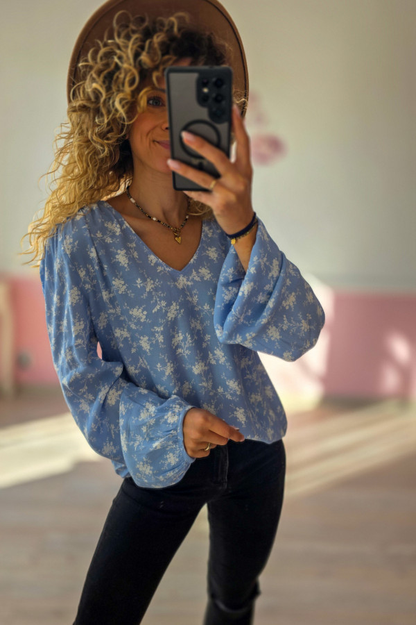 Niebieska bluzka w kwiaty – romantyczny styl 1