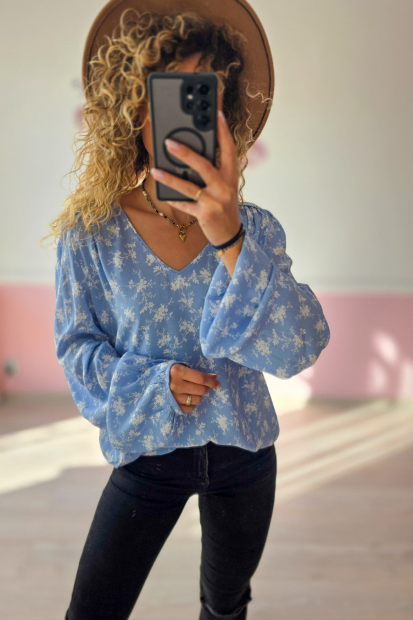 Niebieska bluzka w kwiaty – romantyczny styl 2