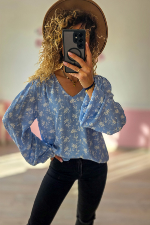 Niebieska bluzka w kwiaty – romantyczny styl 3