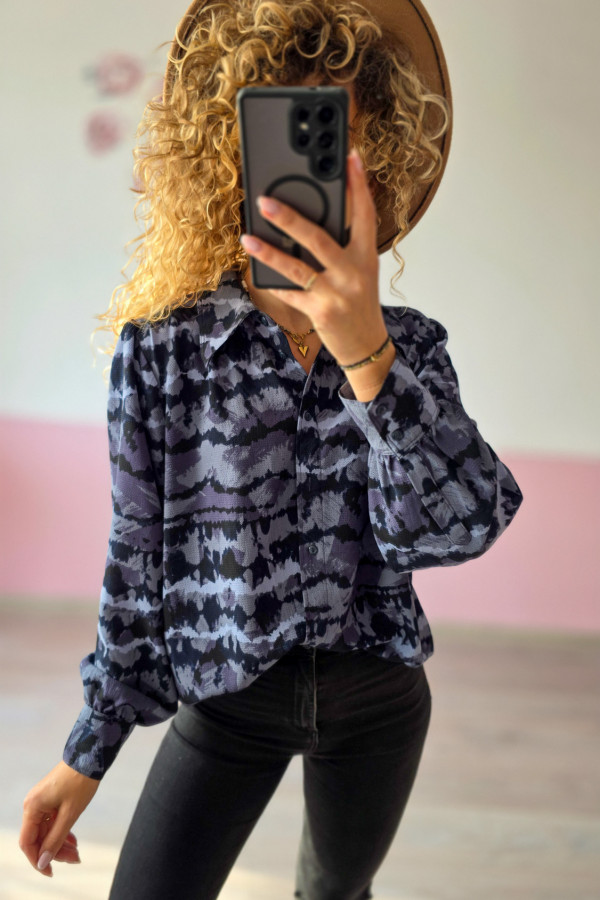 Niebiesko-czarna koszula z abstrakcyjnym wzorem