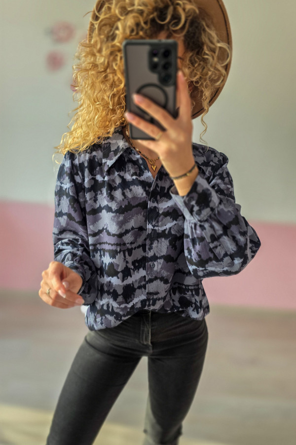 Niebiesko-czarna koszula z abstrakcyjnym wzorem 1