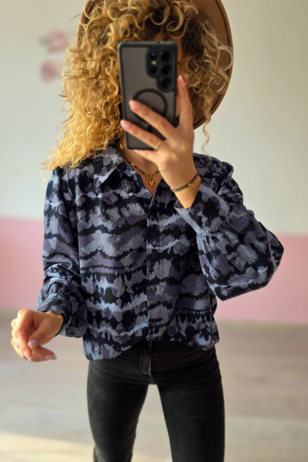 Niebiesko-czarna koszula z abstrakcyjnym wzorem 2