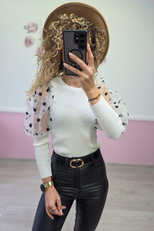 Biały sweterek z tiulowymi rękawami w czarne kropki