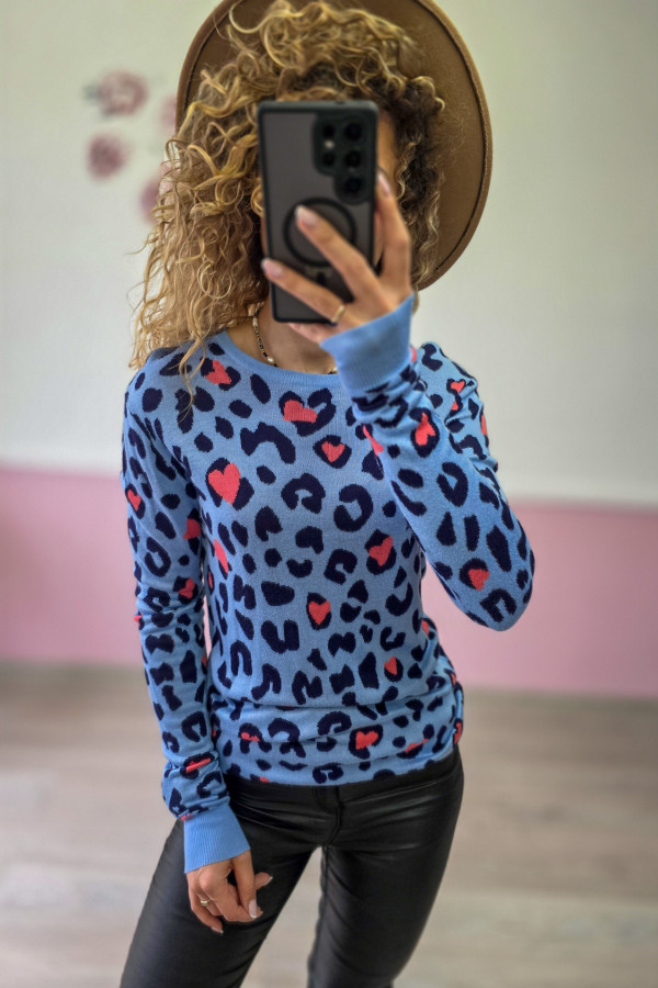 Sweter w panterkę z serduszkami – błękitny