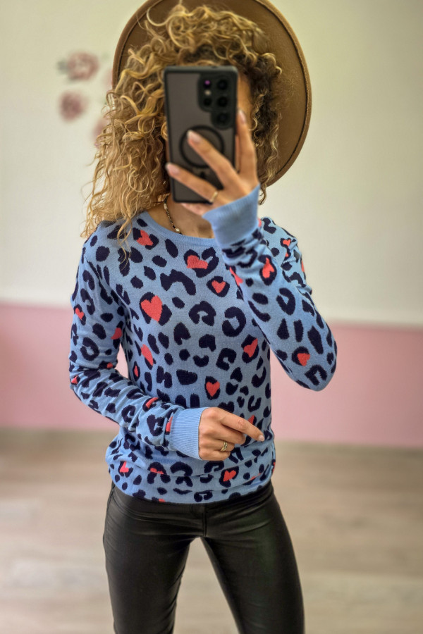 Sweter w panterkę z serduszkami – błękitny 1