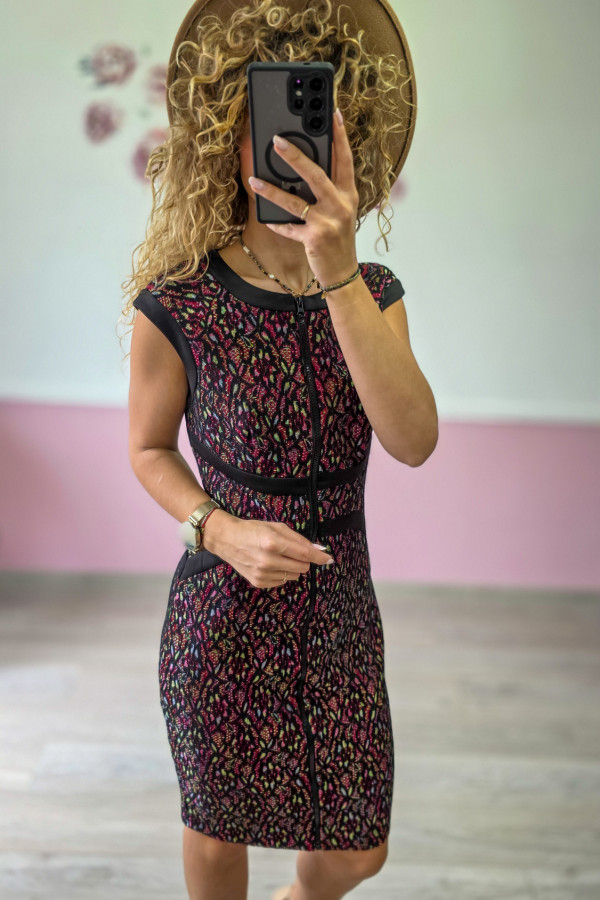 Sukienka ołówkowa z zamkiem – czarna z kolorowym wzorem 1