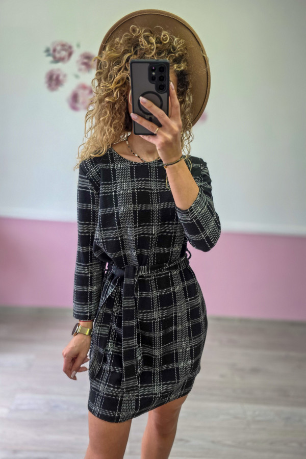 Sukienka w kratkę z paskiem – czarna 1