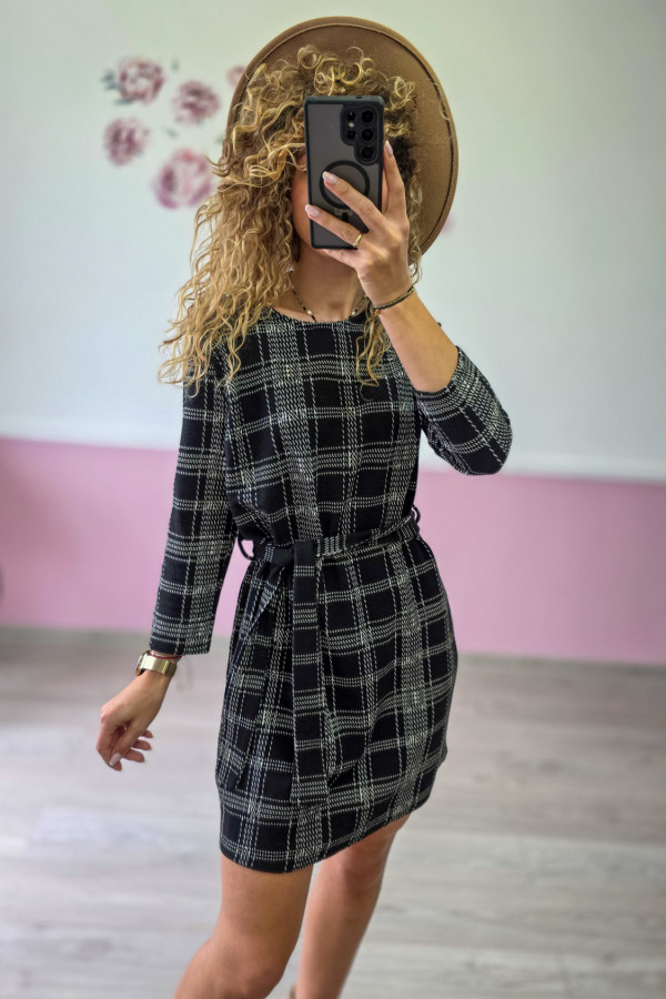 Sukienka w kratkę z paskiem – czarna
