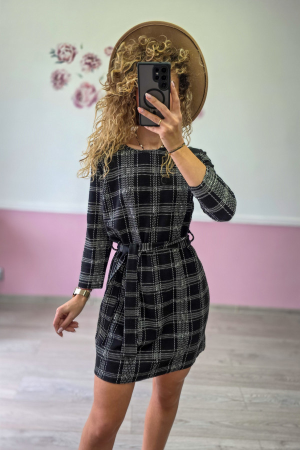 Sukienka w kratkę z paskiem – czarna 2