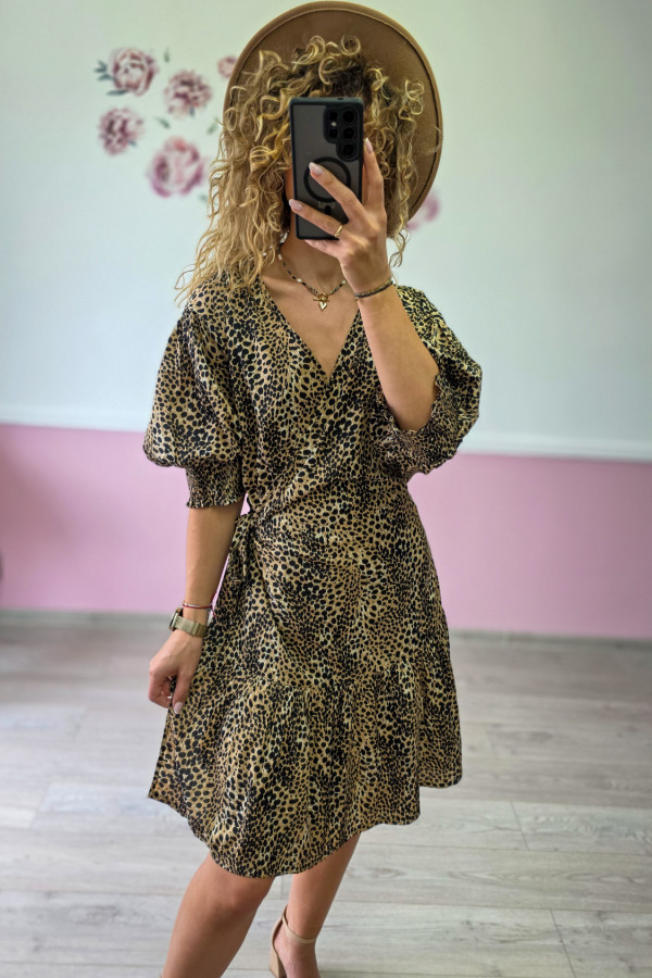 Sukienka kopertowa w panterkę – beżowa