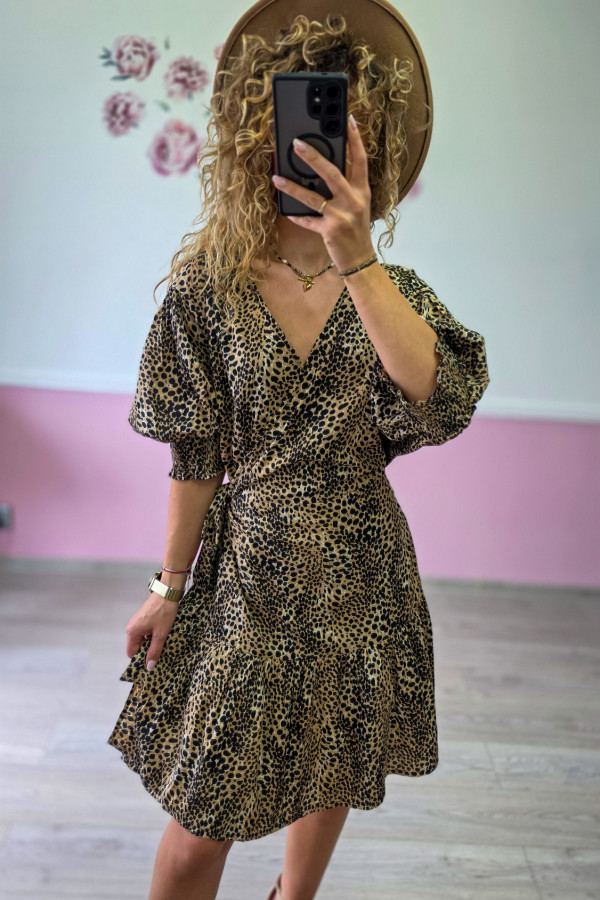 Sukienka kopertowa w panterkę – beżowa 1