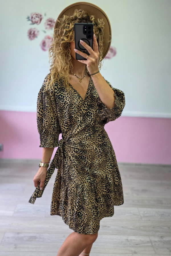 Sukienka kopertowa w panterkę – beżowa 3
