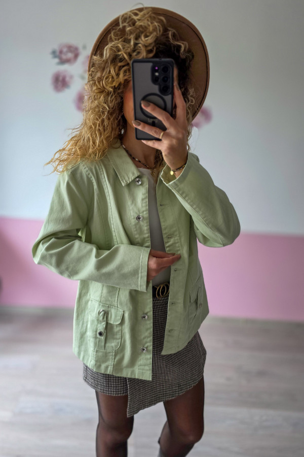 Miętowa kurtka damska oversize – lekka, stylowa i uniwersalna