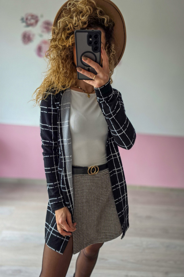 Długi kardigan damski w czarno-białą kratę – elegancja i wygoda w jednym 1