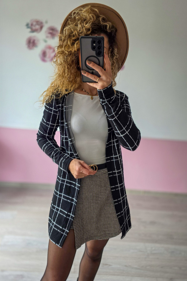 Długi kardigan damski w czarno-białą kratę – elegancja i wygoda w jednym