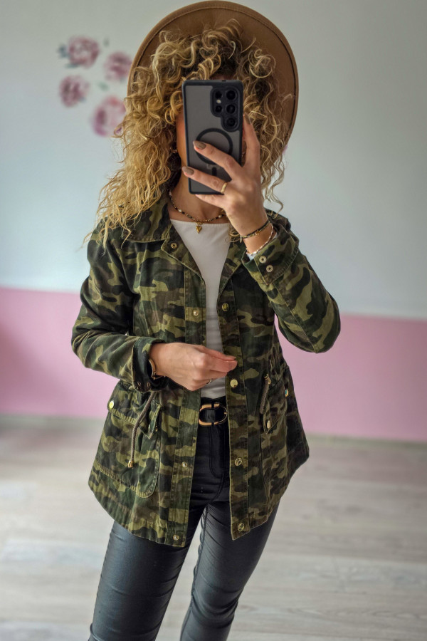 Kurtka damska moro – styl militarny w kobiecym wydaniu