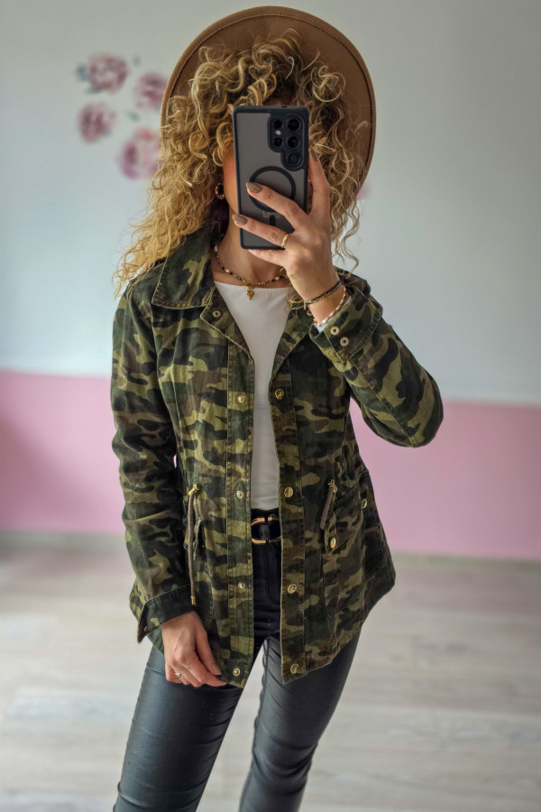 Kurtka damska moro – styl militarny w kobiecym wydaniu 1