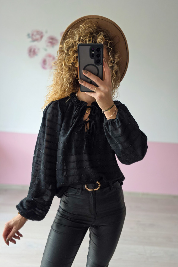 Czarna bluzka z wiązaniem – subtelna elegancja na każdą okazję