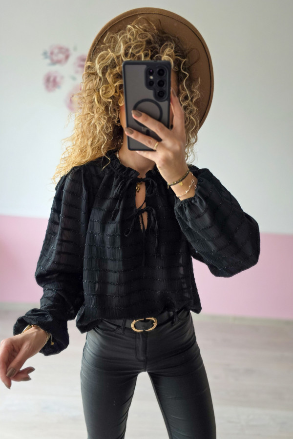 Czarna bluzka z wiązaniem – subtelna elegancja na każdą okazję 1