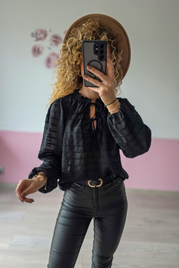 Czarna bluzka z wiązaniem – subtelna elegancja na każdą okazję 2
