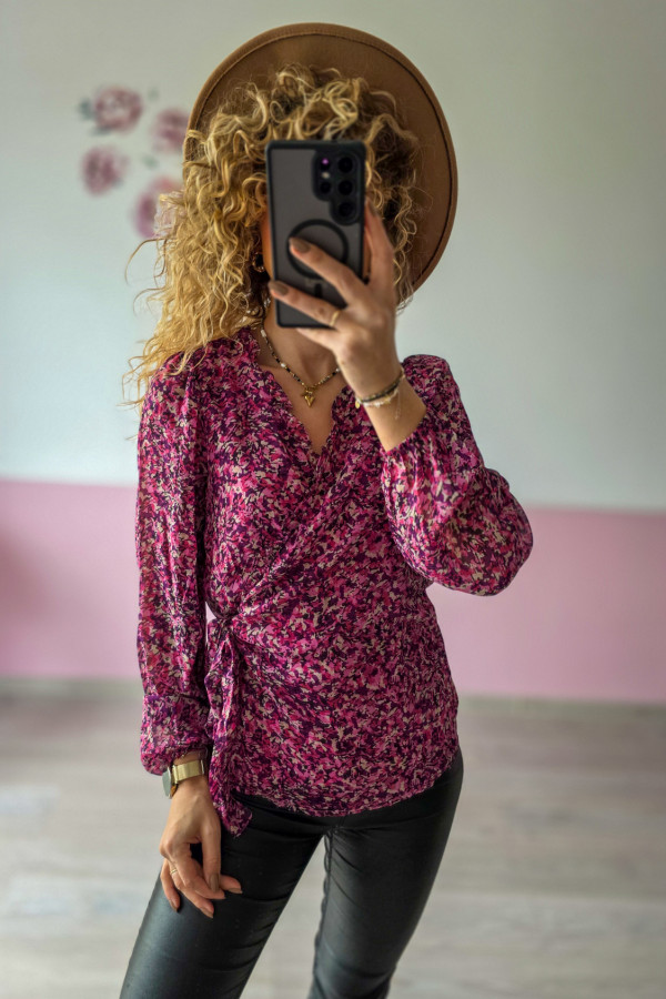 Bluzka kopertowa w kwiaty – kobiecość w najmodniejszym wydaniu