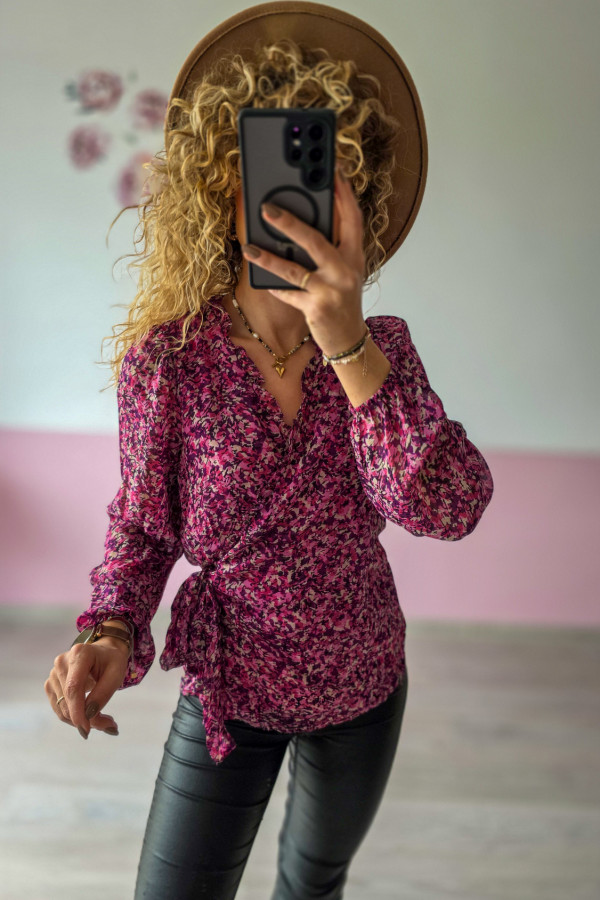 Bluzka kopertowa w kwiaty – kobiecość w najmodniejszym wydaniu 2