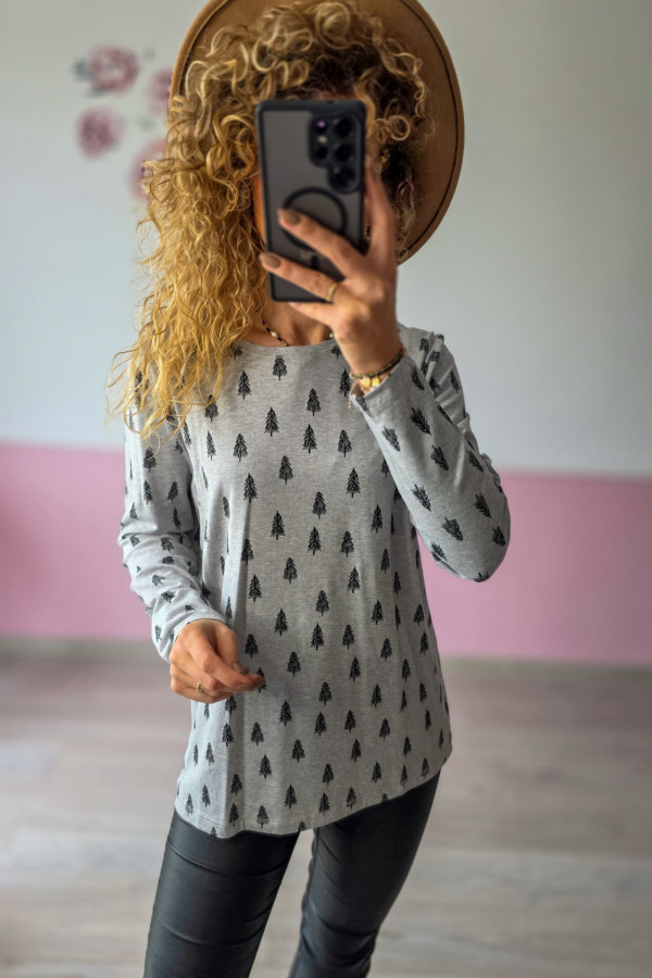 Szara bluzka z nadrukiem choinek – casualowy luz z nutą zimowego klimatu