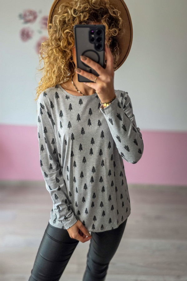 Szara bluzka z nadrukiem choinek – casualowy luz z nutą zimowego klimatu 1
