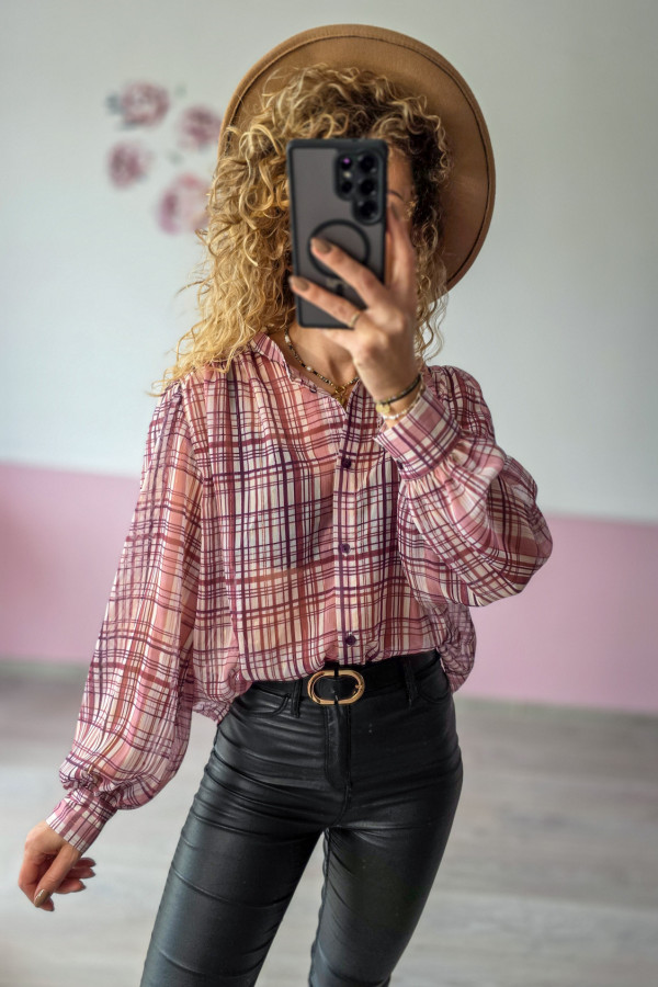Różowa koszula w kratkę – lekkość i kobiecy urok