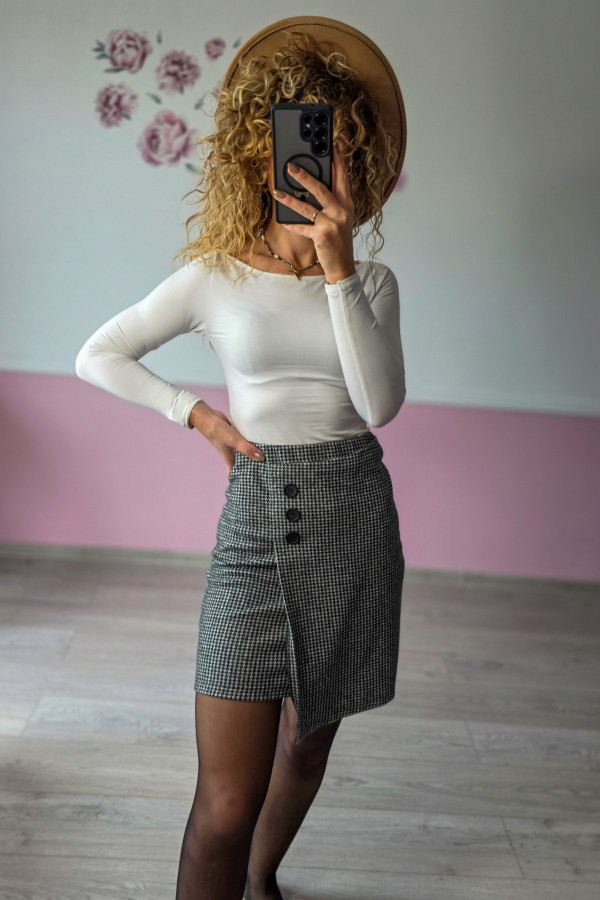 Spódnica mini w pepitkę z guzikami 3