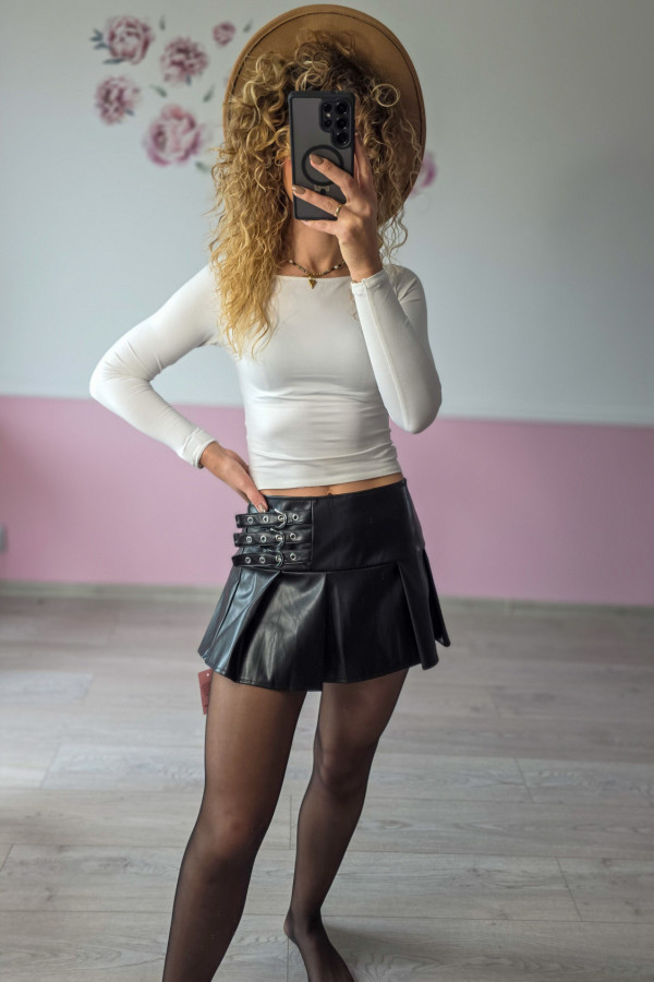 Skórzana mini spódnica z klamrami