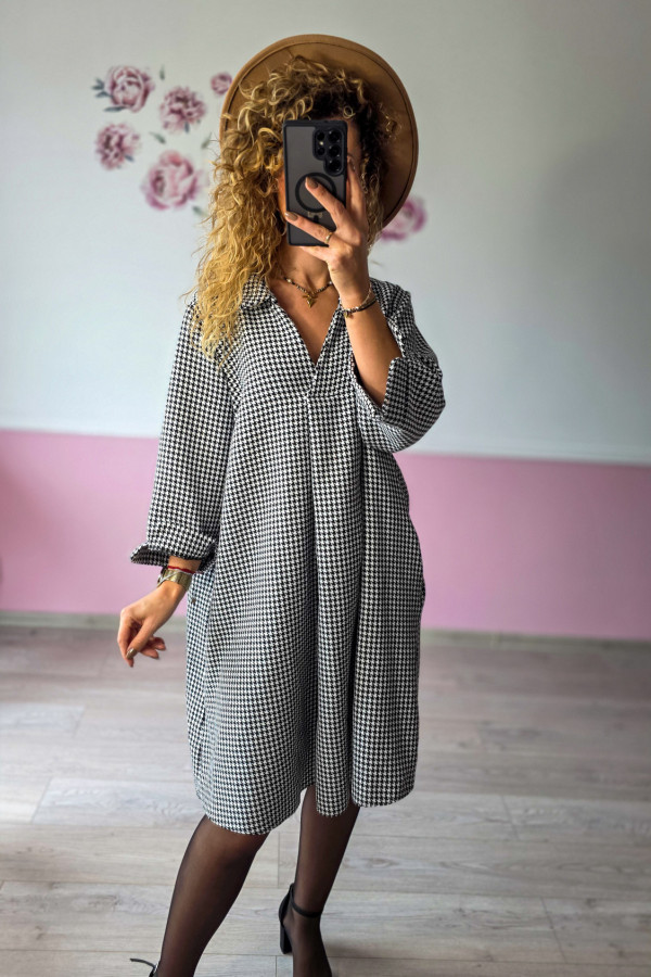 Sukienka w pepitkę oversize – klasyka w nowoczesnym wydaniu