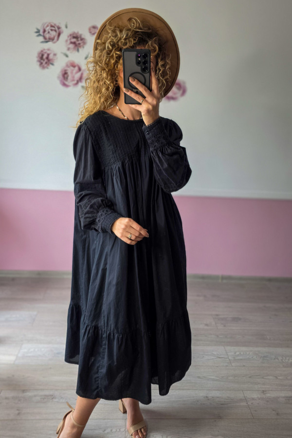 Czarna sukienka midi z koronką – elegancja i szyk w każdym detalu 1