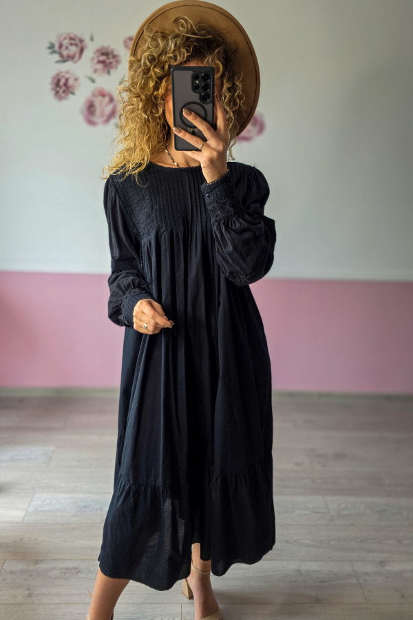 Czarna sukienka midi z koronką – elegancja i szyk w każdym detalu