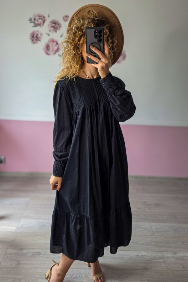 Czarna sukienka midi z koronką – elegancja i szyk w każdym detalu 2