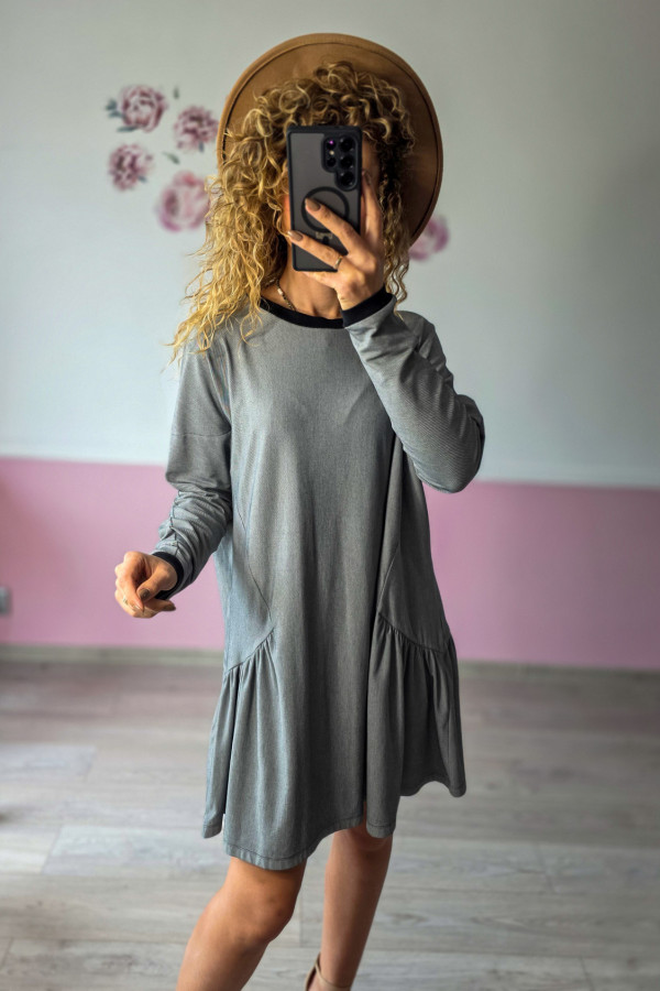 Szara sukienka z falbaną – casualowy styl i pełen komfort 1