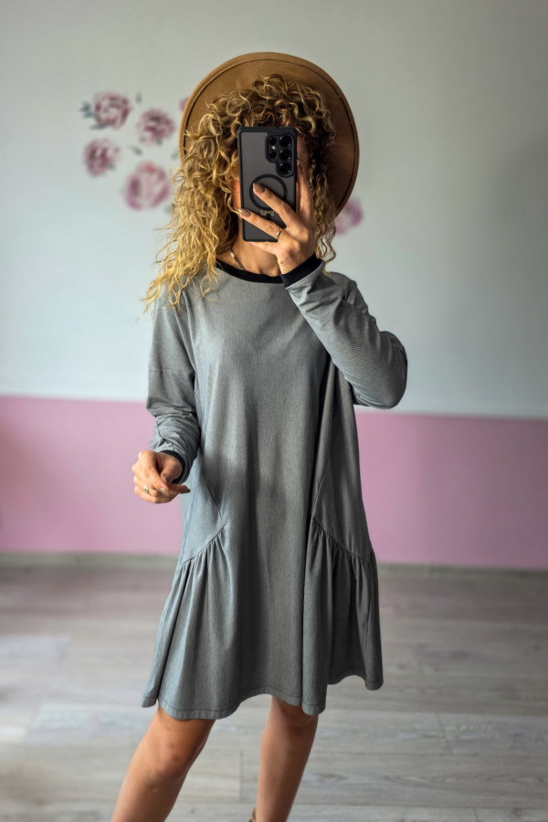 Szara sukienka z falbaną – casualowy styl i pełen komfort 2
