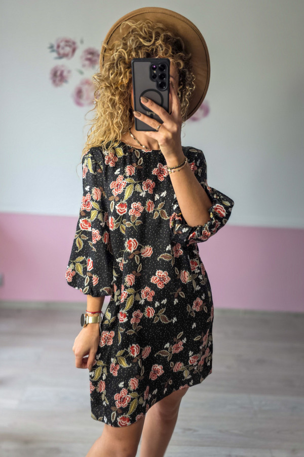Czarna sukienka w kwiaty – kobiecy print i lekkość stylu 1