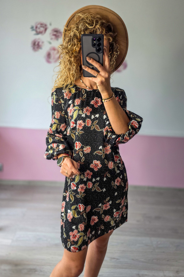 Czarna sukienka w kwiaty – kobiecy print i lekkość stylu