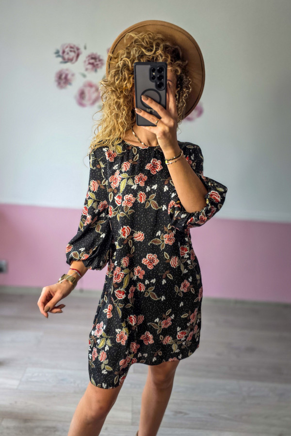 Czarna sukienka w kwiaty – kobiecy print i lekkość stylu 2