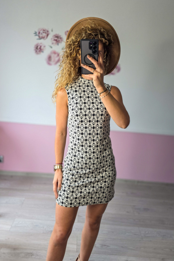 Sukienka mini w czarno-biały geometryczny wzór 2